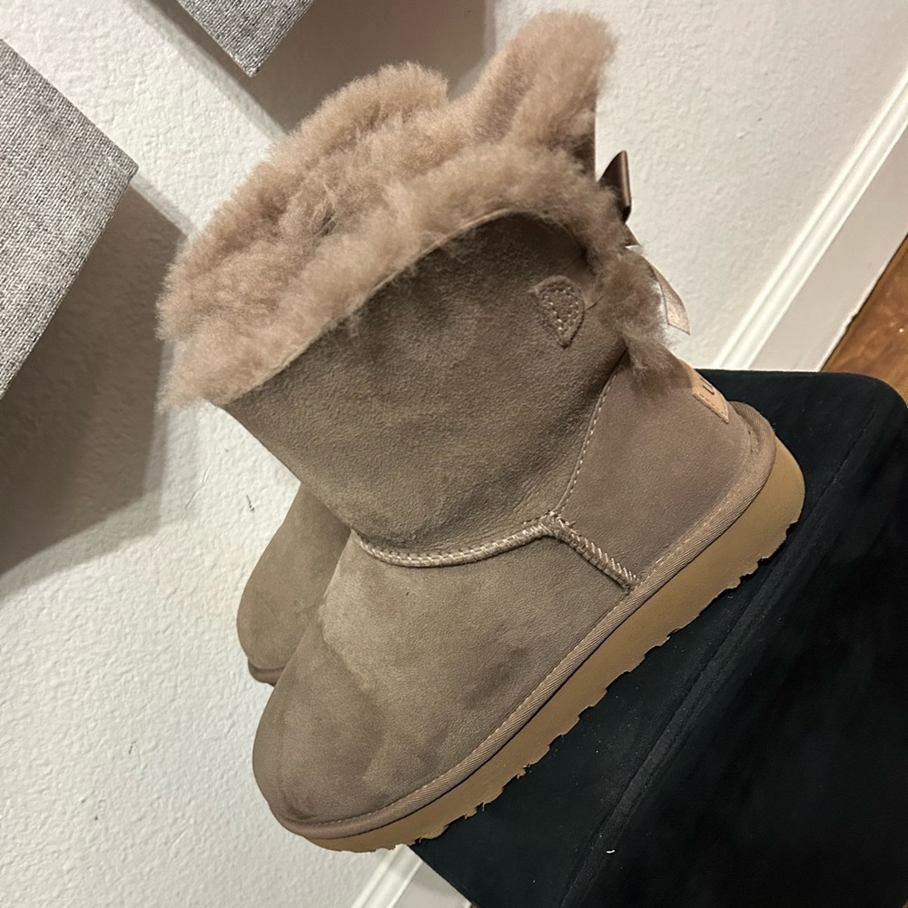 Gently Worn Ugg, Excellent Condition - image 2